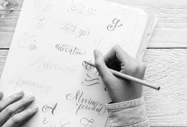 华体会网页版-理性追星，一名球迷跑到C罗身边试图与其自拍，被C罗一把推开