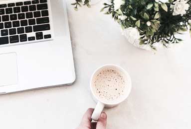 华体会网页版-理性追星，一名球迷跑到C罗身边试图与其自拍，被C罗一把推开