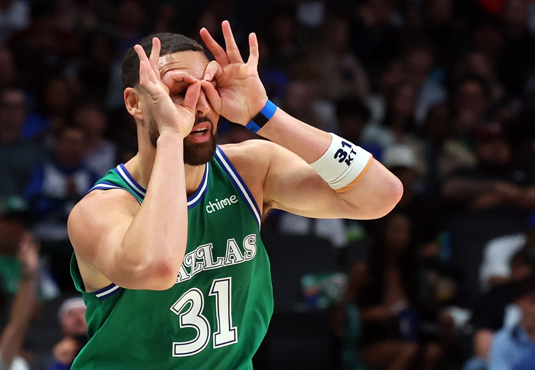 华体会体育-还会继续吗？克莱还剩最后一年1746万 休赛期最高可续4年1.1亿